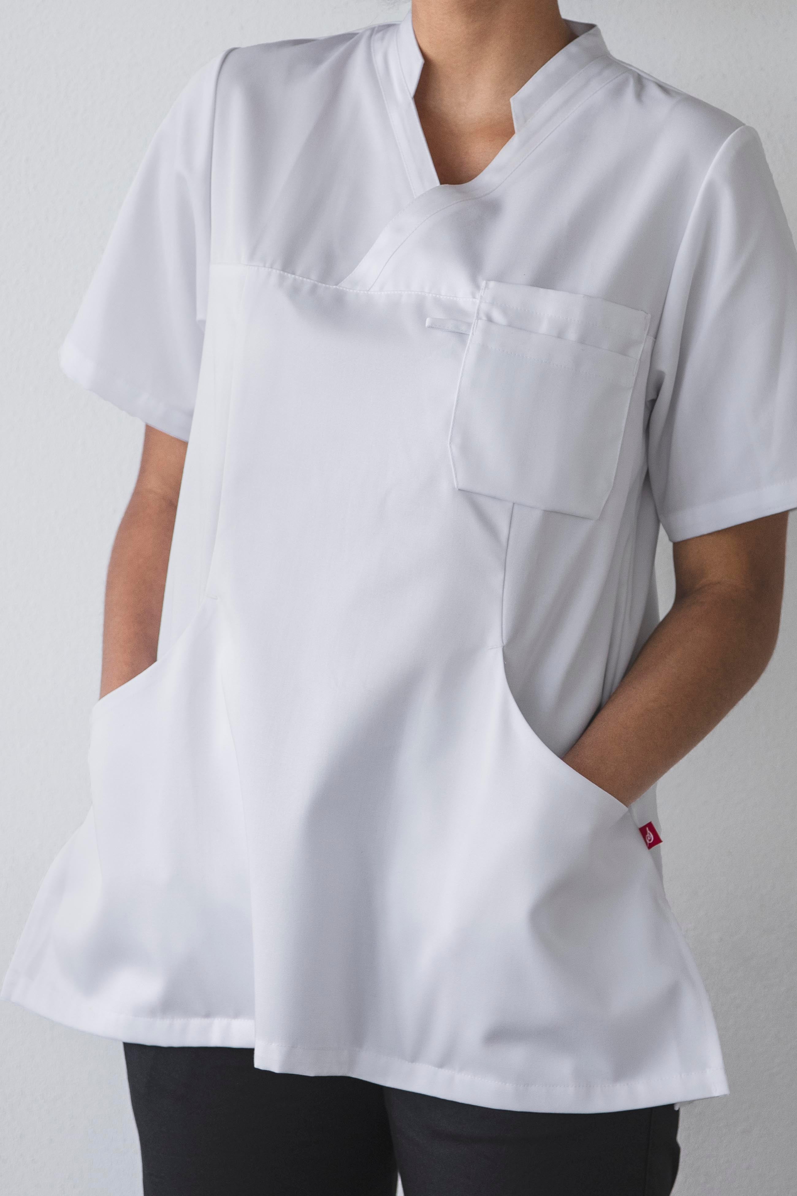 Professionell vårdpersonal i bekväm och slitstark Segers tunika, en del av vårt sortiment av kvalitativa vårdkläder.